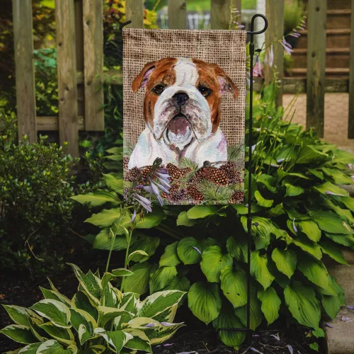 Miniatura 2 de Caroline's Treasures SS4075GF - Bandera decorativa para patio exterior, diseño de bulldog inglés sobre arpillera sintética con conos de pino