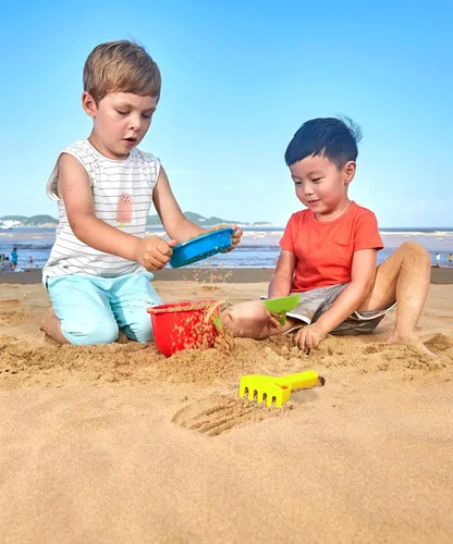 Miniatura 2 de Hape Beach Basics - Juego de juguetes de arena, incluye tamiz de cubo, rastrillo y pala, juguetes de arena para niños de 18 meses y más