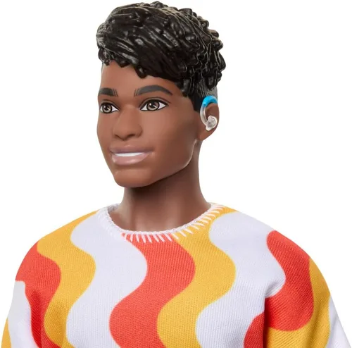 Miniatura 3 de Muñeco Barbie Fashionistas Ken #220 con audífonos detrás de la oreja y cuerpo ancho usando una camisa de patrón naranja removible, pantalones cortos