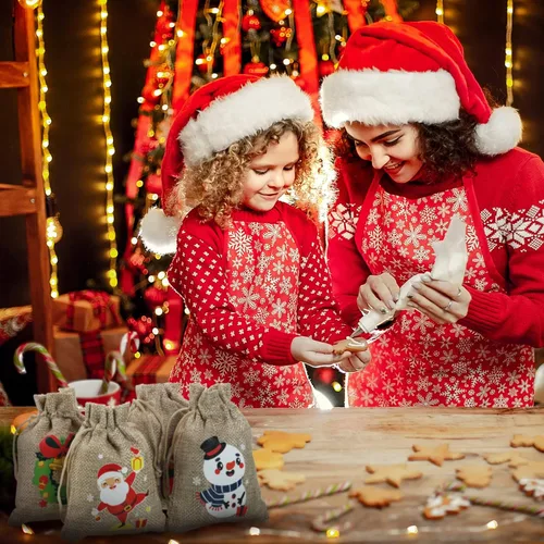 Miniatura 7 de Shappy 60 bolsas pequeñas de regalo de arpillera de Navidad para compañeros de trabajo, 8 estilos, mini bolsas de regalo de Navidad con cordón