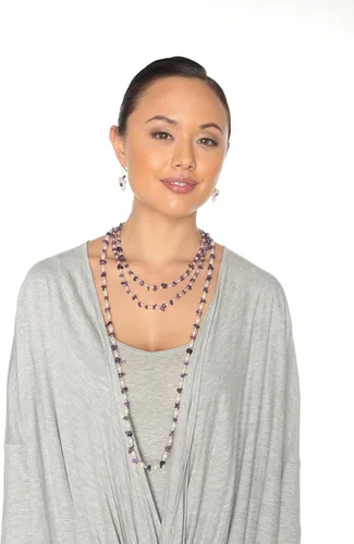 Miniatura 5 de HinsonGayle, juego de aretes colgantes y collar de dos vueltas con perlas cultivadas de agua dulce y piedras.