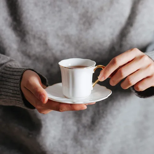 Miniatura 7 de Brew To A Tea Juego de 6 tazas de café turco de porcelana con platillos, color blanco con diseño de ribete dorado y caja de regalo, aptas