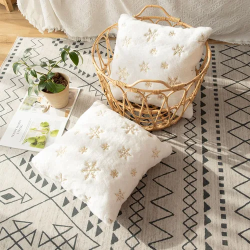 Miniatura 4 de LIGICKY Juego de 2 fundas de almohada de piel sintética blanca esponjosa con copos de nieve de lentejuelas doradas, decorativas, suaves, peludas