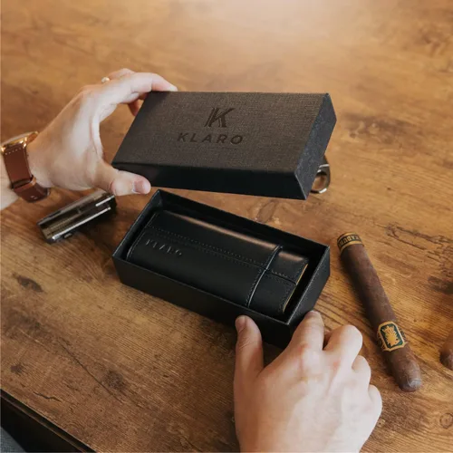 Miniatura 4 de CASE ELEGANCE Funda protectora de viaje premium de 3 puros, cuero negro auténtico de grano superior, forrado de cedro con tapas de metal dorado