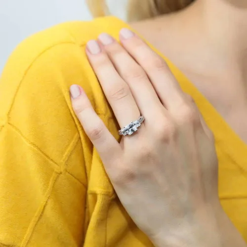 Miniatura 5 de Berricle, anillo de compromiso o promesa de circonia cúbica (3 piedras) CZ y plata de ley rodiada.