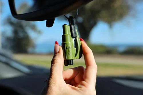 Miniatura 7 de resqme Herramienta de escape de coche con llavero de emergencia original, cortador de cinturón de seguridad 2 en 1 y rompeventanas, fabricado