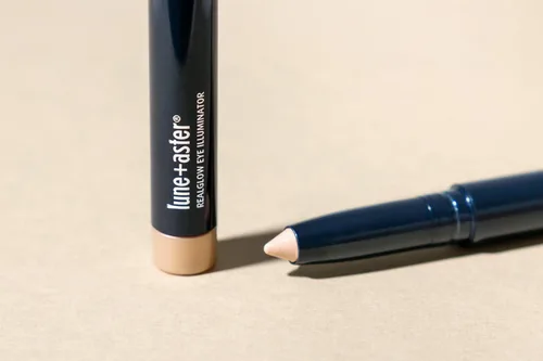Miniatura 7 de Lune+Aster Iluminador de ojos – Lápiz iluminador en champán sedoso para ojos brillantes Aplicar a huesos de cejas, esquinas de ojos, párpados