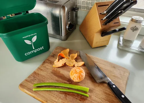 Miniatura 3 de Pequeño contenedor de compost verde para colgar en el contenedor de basura de cocina