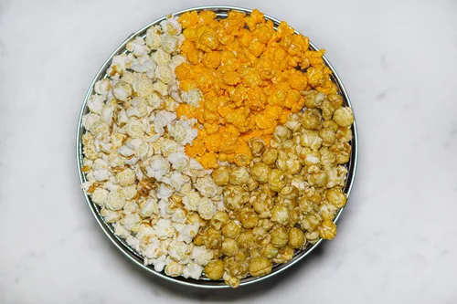 Miniatura 3 de The Classics - Lata de palomitas de maíz gourmet de 2 galones: disfruta de queso, caramelo y Kettle Korn Hecho a mano por encargo Perfecto