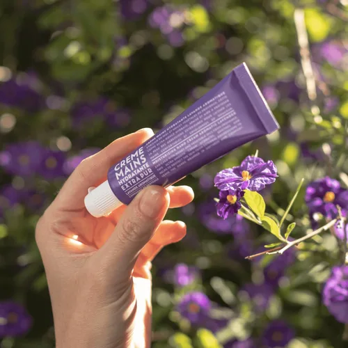 Miniatura 4 de Compagnie de Provence Travel Hand Cream Extra Pure - Lavanda aromática - Tubo de 1 onza líquida