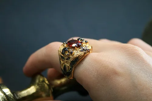 Miniatura 4 de Gilded Skull Ring with Red Zircon Stone - Unique 925 Silver Craftsmanship