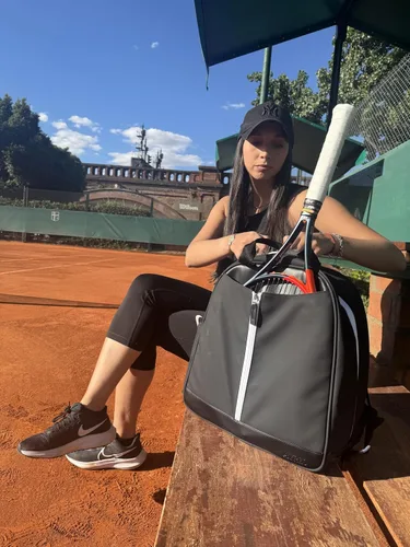 Miniatura 7 de AYRES Mochila de tenis – Amplia bolsa de tenis, pádel y pickleball para mujer Compartimento para raqueta de acceso rápido (para 2) Bolsa