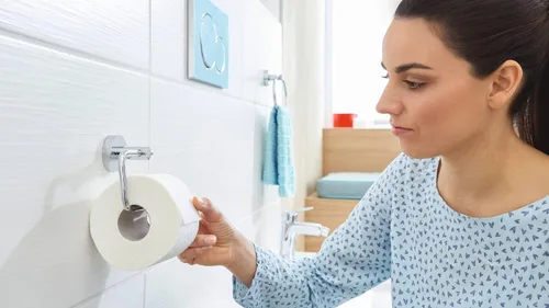 Miniatura 6 de tesa SMOOZ - Portarrollos de papel higiénico de metal cromado sin tapa para baños e inodoros de invitados, incluye solución de pegamento extraíble