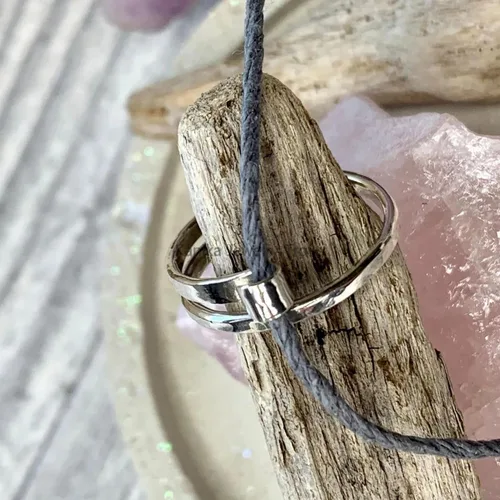 Miniatura 2 de Kanika Jewelry Trove Anillo de Ganchillo de Gato de Plata de Ley Purr-fectamente Elaborado para Entusiastas del Tejido de Punto