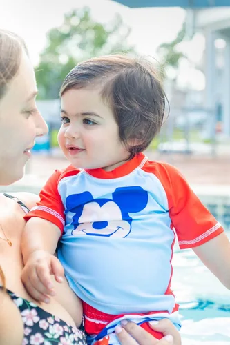 Miniatura 2 de Disney Conjunto de traje de baño y camiseta de Mickey Mouse para niños pequeños, Azul-Blanco