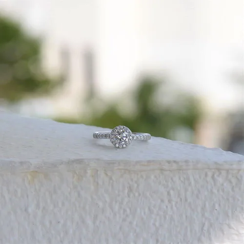Miniatura 6 de LEMON GRASS Anillo de compromiso de diamantes con halo redondo de 1.22 qt con banda pavé en plata de ley con circonita cúbica transparente