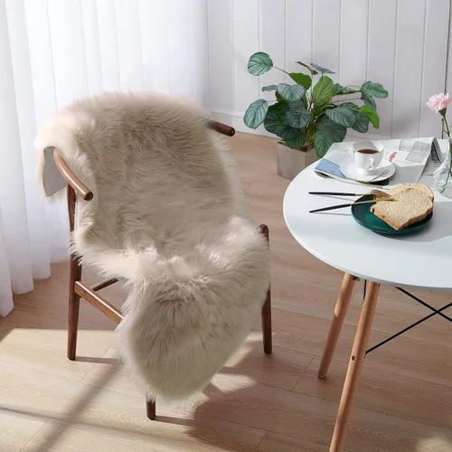 Miniatura 12 de Alfombra de piel sintética para sofá, silla, alfombra pequeña beige para dormitorio, 2 x 3 pies, alfombras peludas para habitación de los niños