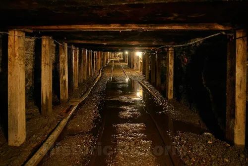 Historic Pictoric Foto - Vías de ferrocarril dentro de 1,500 pies de pasajes subterráneos en la mina de carbón de la exposición Beckley -