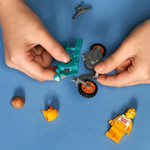 Miniatura 5 de LEGO City Chicken Stunt Bike 60310 Kit de construcción; divertido juguete genial para niños (10 piezas)