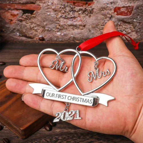 Miniatura 4 de JUPPE Adorno de Metal Personalizado Nuestra Primera Navidad como Sr. y Sra. Grabado Adorno Personalizado de Recién Casados para Árbol de Navidad