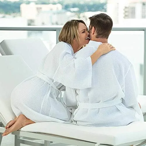Miniatura 6 de Classy Bride Juego de 2 batas de spa personalizadas Mr. and Mrs, Negro, Blanco