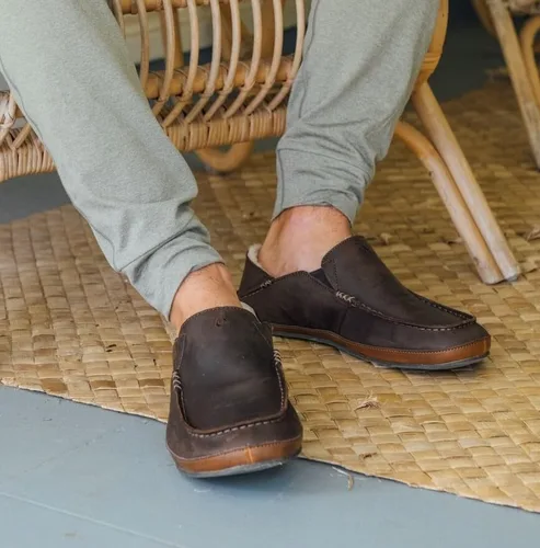 Miniatura 2 de OLUKAI Moloa pantuflas, Zapatos de cuero de primera calidad para hombre con suela suave, forro de piel de oveja genuina y inserto de gel, tacón