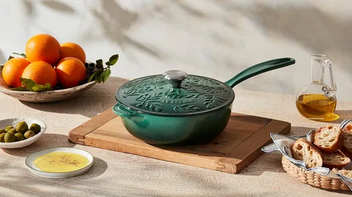 Miniatura 6 de Le Creuset Olive Branch Collection Saucier de hierro fundido esmaltado, 2.25 cuartos de galón, Marsella con tapa en relieve