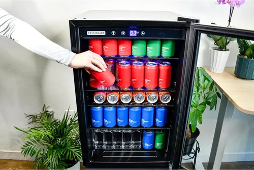 Miniatura 4 de Frigidaire EFMIS164 Refrigerador para bebidas con puerta de vidrio, capacidad para 60 latas