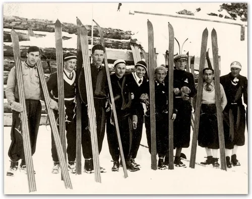 Foto de esquí vintage de un grupo de hombres en una pendiente 11x14 sin marco Póster sin marco: arte de pared alpino en blanco y negro histórico,