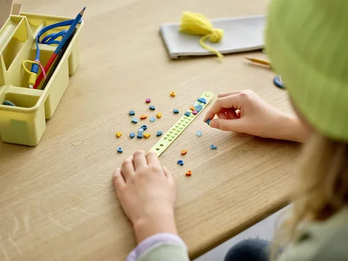 Miniatura 6 de LEGO DOTS Cool Cactus Bracelet 41922 Kit de manualidades y fabricación de pulseras; un juego de diseño genial que anima a los niños a explorar
