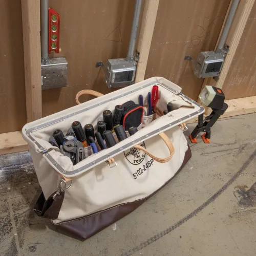 Miniatura 3 de Bolso de lujo para herramientas Klein Tools de lona, hecha de lona natural con compartimentos interiores y correa para el hombro desenganchable