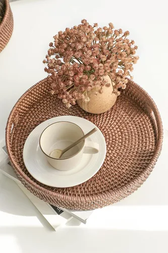 Miniatura 5 de HITOMEN Bandeja de mimbre redonda tejida a mano de 11.8 pulgadas con asas para mesa de café (marrón cálido-M)