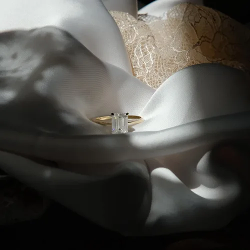 Miniatura 9 de espere Anillo de compromiso de moissanita de corte esmeralda de 2 quilates, anillo de compromiso clásico de oro sólido, anillo de oro amarillo de 14
