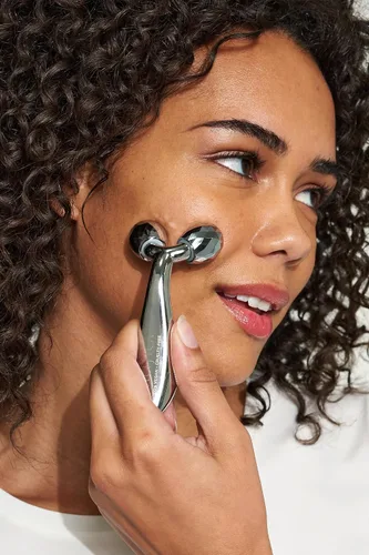 Miniatura 11 de Pacifica Future Youth Rodillo Facial de Acero Inoxidable – Masajeador Facial Dual de Enfriamiento Gua Sha para Esculpir, Contornear y Reducir