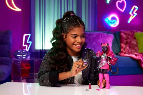 Miniatura 2 de Muñeca Monster High Catty Noir con gato mascota Amulette y accesorios como mochila, libro de música, micrófono y más