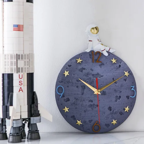 Miniatura 2 de Reloj de pared con temática espacial, reloj de pared con luna de astronauta, reloj silencioso moderno de 12 pulgadas para habitación de niños