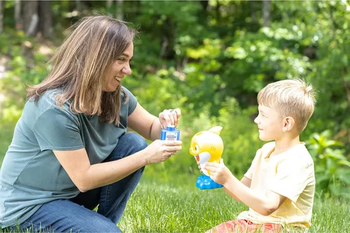 Miniatura 7 de Little Kids Baby Shark - Máquina musical de burbujas SIN derrames, juguete de burbujas para bebés, niños pequeños y, exclusivo de juguetes de Amazon