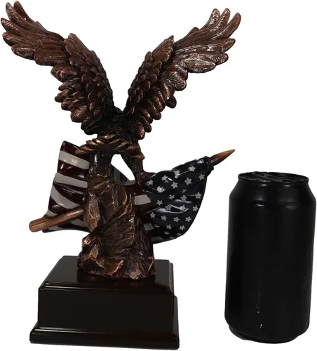 Miniatura 6 de Gifts & Decor Ebros Wings of Glory - Figura patriótica de águila calva que se aferra a la bandera estadounidense, bronce galvanizado, con base