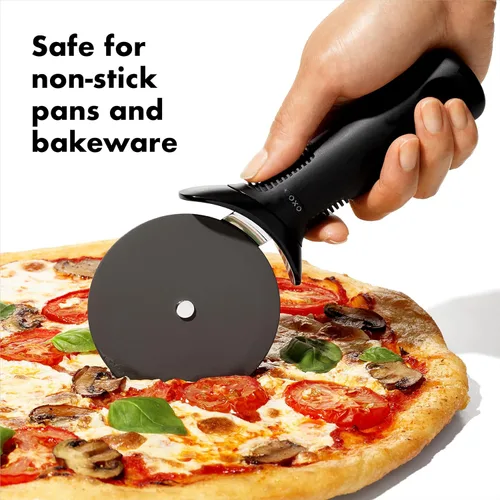 Miniatura 3 de OXO Good Grips - Rueda y cortador de pizza para sartenes antiadherentes