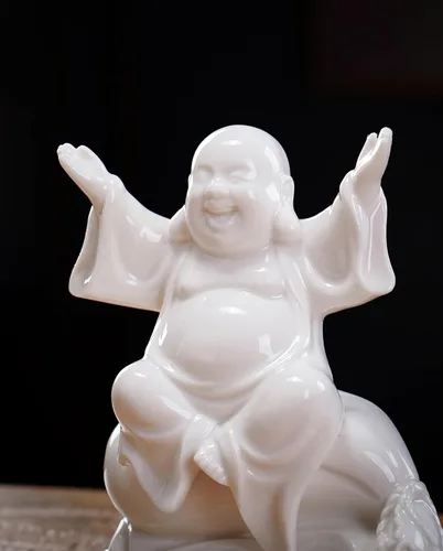 Miniatura 2 de QINLANG Pequeña estatua de Buda riendo blanca de cerámica para buena suerte, estatua de Buda feliz de la suerte sentado en bolsa de dinero