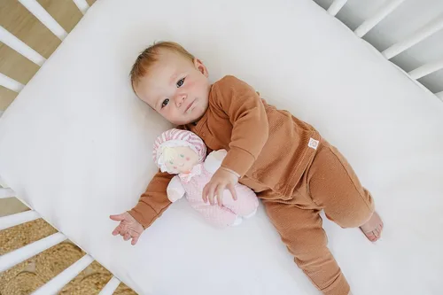 Miniatura 4 de Genius Baby Toys Muñeca de bebé suave - Acogedora y suave - Perfecta primera muñeca para bebés y niños pequeños - Lindo atuendo rosa y blanco - Sin