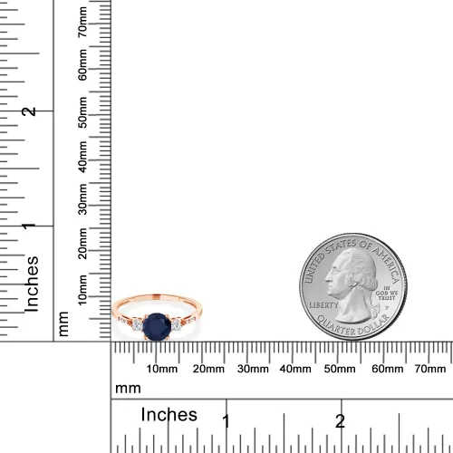 Miniatura 42 de Gem Stone King Anillo de compromiso de 3 piedras preciosas redondas de oro rosa de 10 quilates, 0.236 in, piedra natal, zafiro blanco y diamante