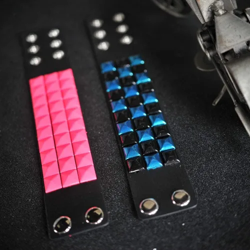 Miniatura 4 de Pulsera punk ancha de cuero – Pulsera pirámide de 3 filas – Pulsera de motociclista con tachuelas