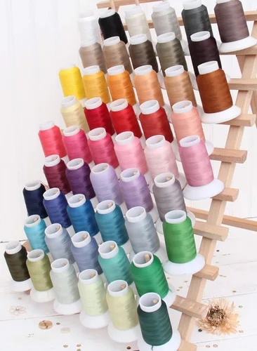 Miniatura 5 de Hilo elástico lanudo de Threadart para serger - Bobinas de 1000 m - Hilo de nailon para traje de baño, lencería, tejidos - Negro - Color 9228