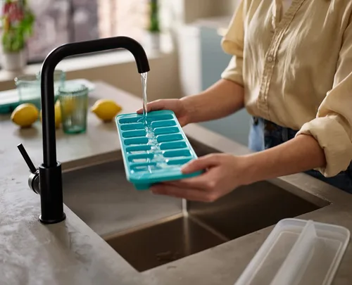 Miniatura 6 de Joseph Joseph Flow - Bandeja para cubitos de hielo fácil de llenar con tapa, apilable, gran capacidad de 14 cubos (paquete de 2), color azul