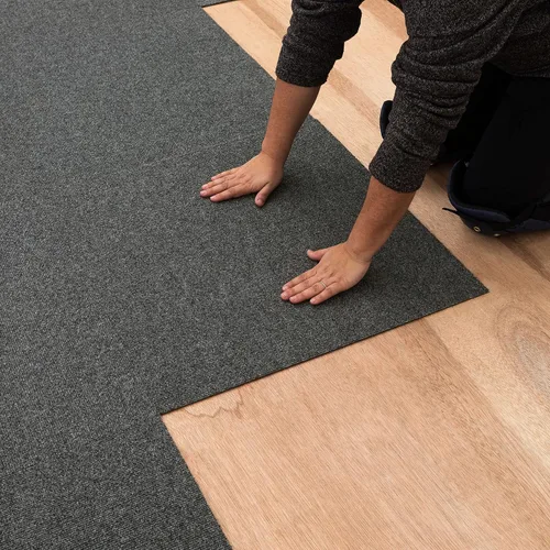 Miniatura 12 de Mohawk Home Baldosa de alfombra de 24" x 24" para interiores/exteriores, altura de pelo de 0.25", despegar y pegar, poliéster negro, (15 baldosas)