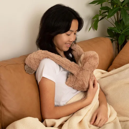 Miniatura 6 de HUGIMALS Hugarounds Sawyer The Sloth - Envoltura de felpa pesada para el cuello y los hombros de 2.5 libras para microondas y congelable, abrazos