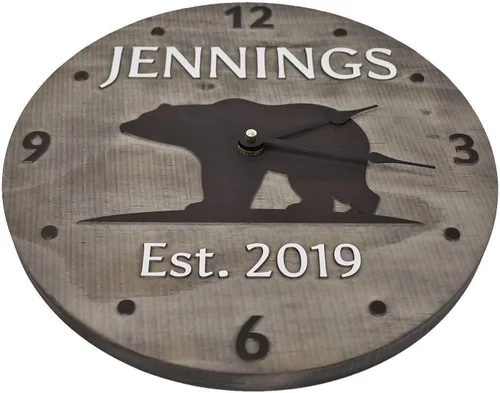 Reloj de oso de madera hecho a mano de 11 pulgadas personalizado con apellido y año de boda