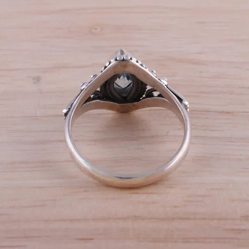 Miniatura 3 de NOVICA Anillo hecho a mano de plata de ley 925 con topacio azul de una sola piedra de la India, piedra natal de cóctel 'Morning Luxury