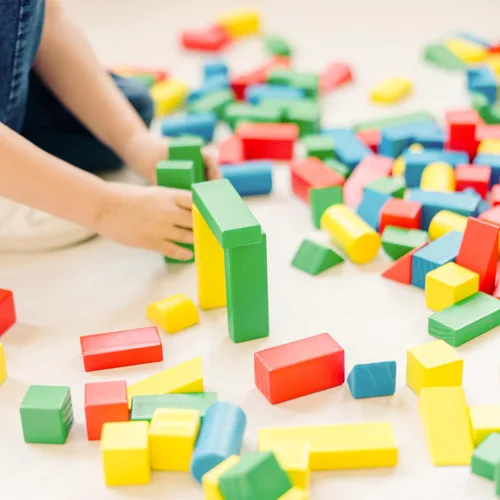 Miniatura 7 de Melissa & Doug Juego de bloques de construcción de madera, 200 bloques en 4 colores y 9 formas
